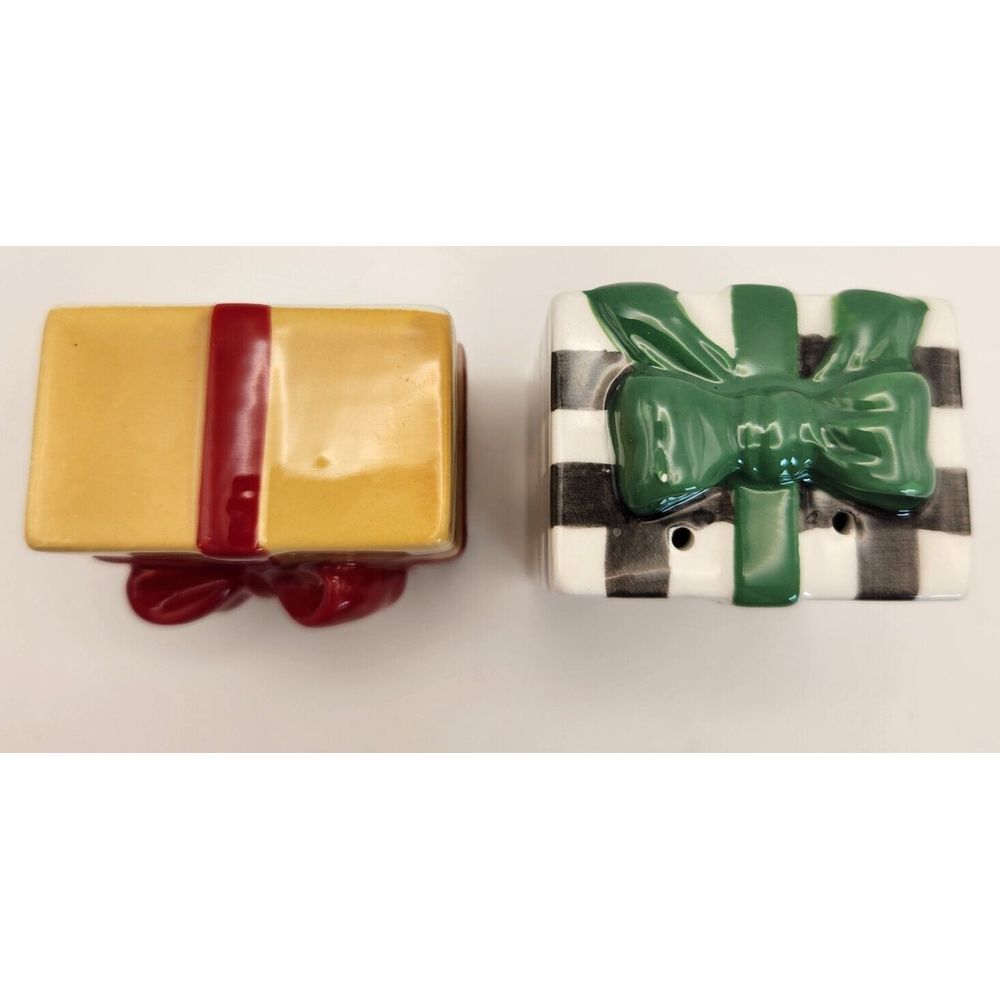 2023 Hallmark VIP Salt & Pepper Shaker Set‎ Christmas Present Gift Box New - Picture 4 of 14